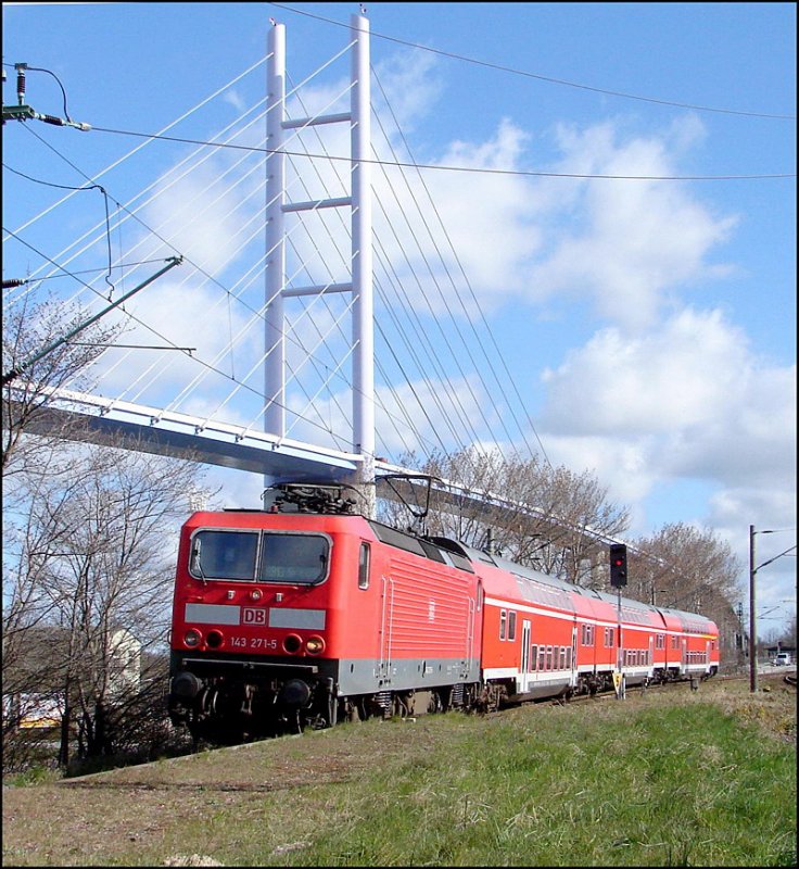 143 271-5 mit RB33310 aus Sassnitz, bei Einfahrt in den Bhf Stralsund-Rgendamm. am 07.04.2007. Zu sehen auch die Pylone der neuen Sundquerung. Die feierliche Freigabe der Brcke findet zwischen dem 19- 21 Oktober 2007 statt. (Volksfest)