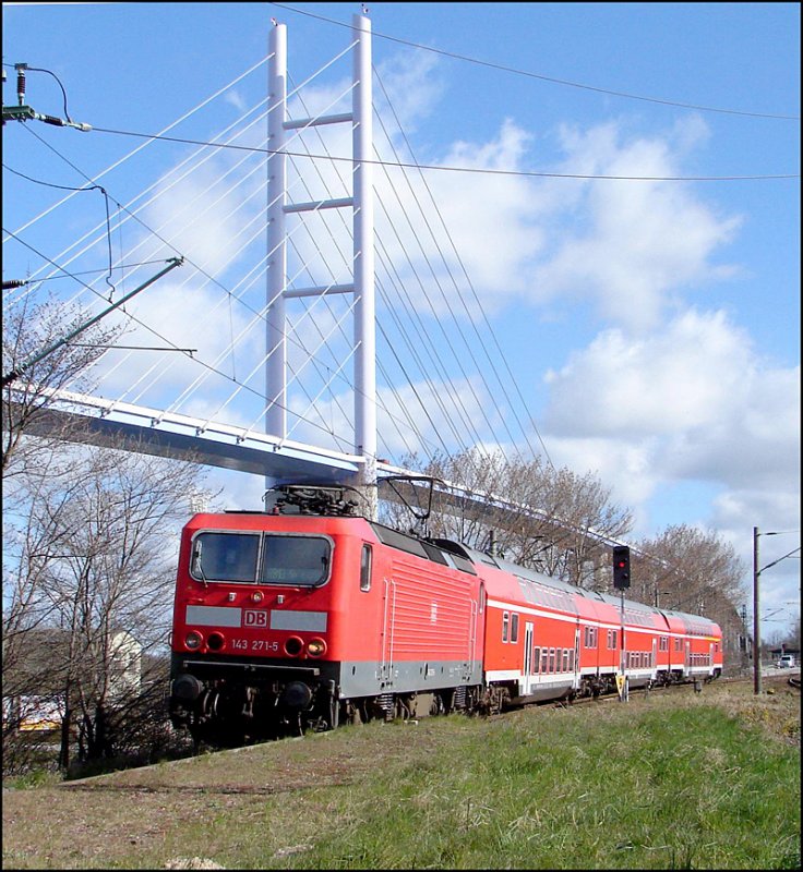 143 271-5 mit RB33310 aus Sassnitz,vor der Pylone der neuen Sundquerung. ( Hbf Stralsund-Rgendamm am 07.04.07 ) 