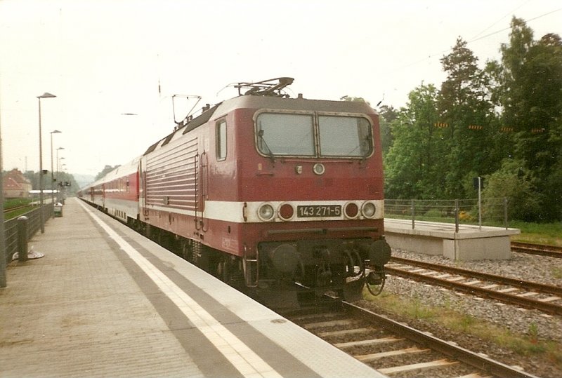 143 271 bespannte im Juni 1999 im Ostseebad Binz einen Nachtzug.