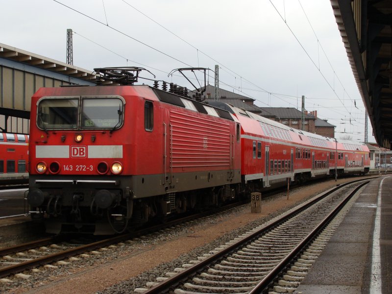 143 272-3 steht mit 3 Doppelstockwagen als RE 26108 nach Leipzig auf Gleis 6 in Zwickau Hbf (wegen Bauarbeiten, sonst auf Gleis 5) am 23.03.2009