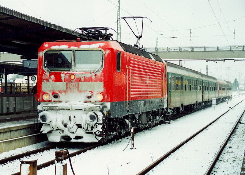 143 274-9 Plattling, mit dem Zug aus Passau. ( 31.12.2001 )