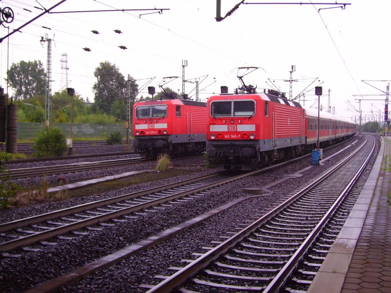 143 276-4 und 143 345-7 liefern sich mit ihren RBs ein Rennen. Am Ende gewann die linke Lok. Hamburg-Harburg, 22.08.07