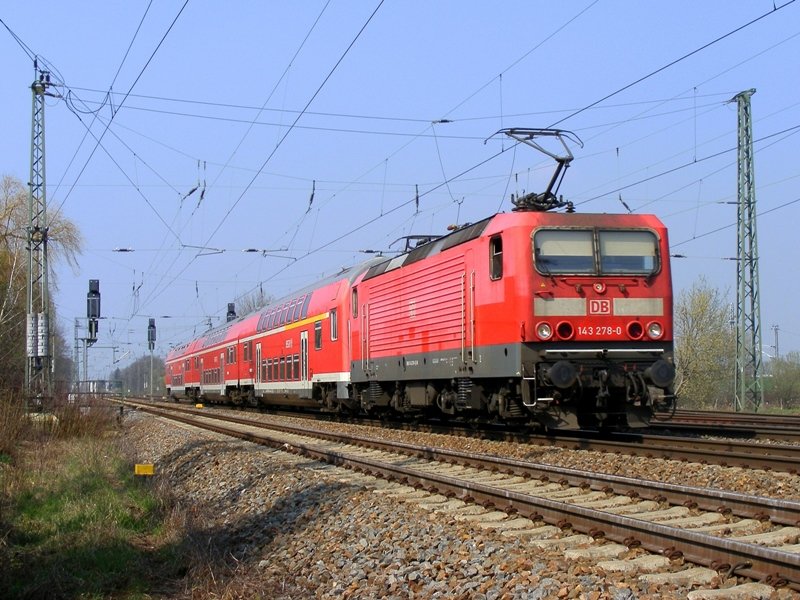 143 278-0 (Was fr ein Flickenteppich!) berfhrt ein paar ltere Doppelstockwagen. Priestewitz am 4.4.2009.