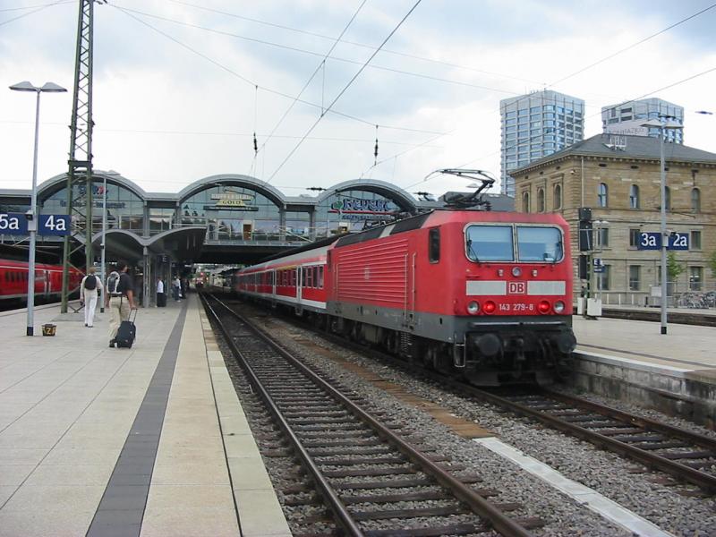 143-279 mit ihrem Zug nach Koblenz am 8.7.2005 in Mainz Hbf.