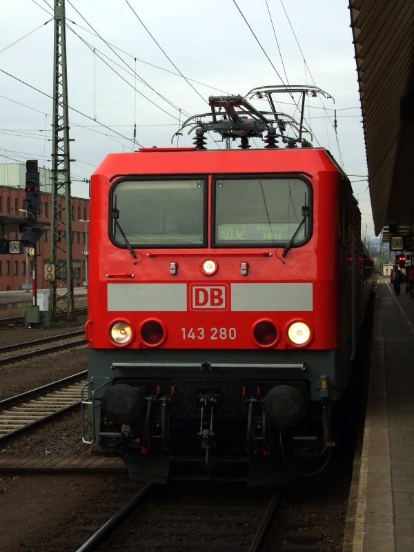 143 280 steht noch Blitzsauber in Koblenz mit ihrer RB12777 nach Mainz bereit.Sie hatte am 26.2.08 ihre HU und damit auch die neue UIC-Beschriftung erhalten.6.3.08