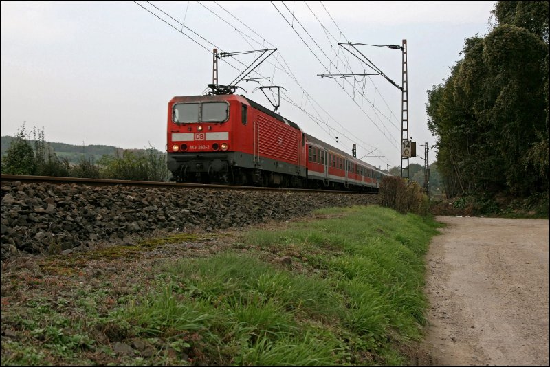 143 282 bringt bei Hohenlimburg die RB91 (RB 39171)  Ruhr-Sieg-Bahn  nach Siegen. (10.10.2007)