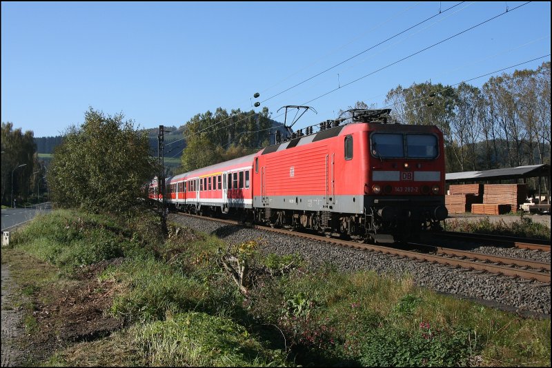 143 282 erreicht mit der RB91 (RB 39163)  Ruhr-Sieg-Bahn  am Haken den Ort Lennestadt-Meggen. (14.10.2007)
