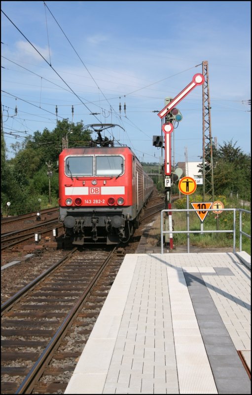 143 282 schiebt die RB 39164  RUHR-SIEG-BAHN  von Siegen nach Hagen Hauptbahnhof, hier in Kreuztal. Gru an den netten Lokfher.