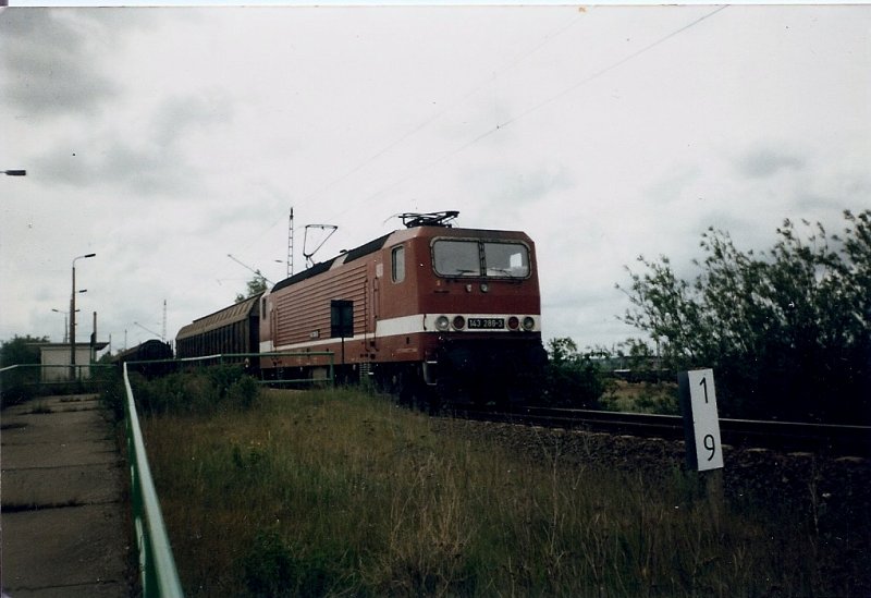 143 286 mit einem Gterzug verlt den Fhrhafen Mukran 1998 am ehmaligen Haltepunkt Mukran-West.