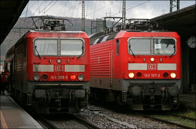 143 288 wartet mit ihre RB56  Der Iserlohner  auf die Weiterfahrt nach Hagen Hbf, whrend auf Gleis 1 die 143 197 mit ihrer RB56  Der Iserlohner  auf die Abfahrt nach Iserlohn wartet. (07.12.2007)