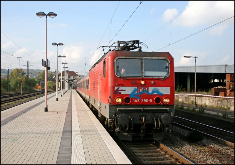 143 290 fhrt mit der RB91 (RB 39171)  RUHR-SIEG-BAHN  aus dem Bahnhof Kreuztal weiter nach Siegen.