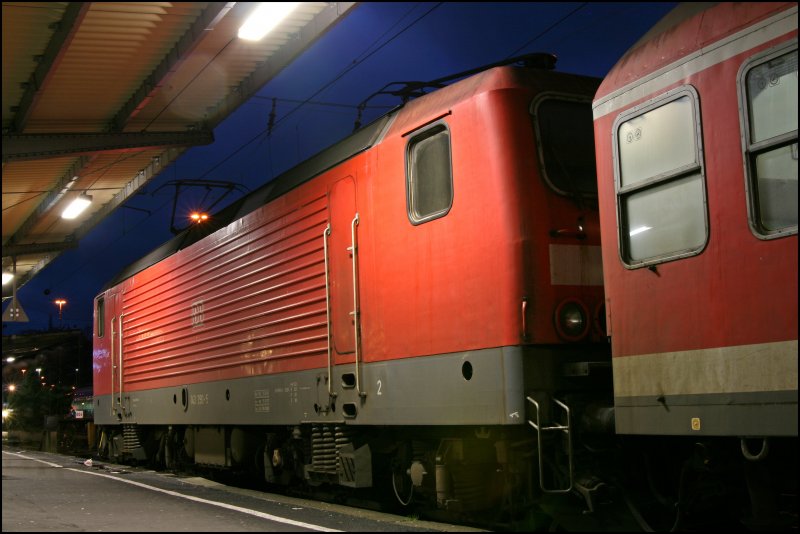 143 290 steht mit der RB91 (RB 39158)  RUHR-SIEG-BAHN  in Siegen abfahrbereit. Leider hat die Lok am 09.03.08 Fristablauf....
(08.12.07)
