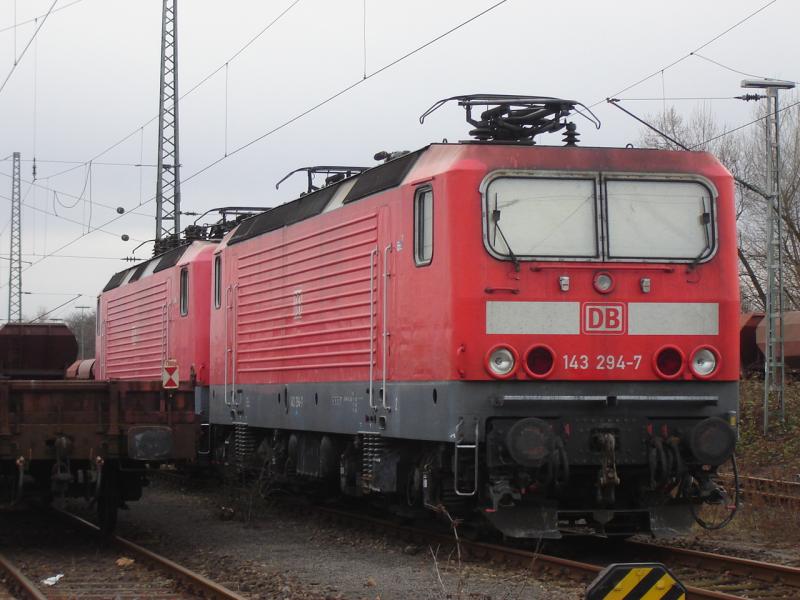 143 294-7 und 143 886-0 abgestellt in 110 des Ludwigshafener G�terbahnhofs am 19.02.2006