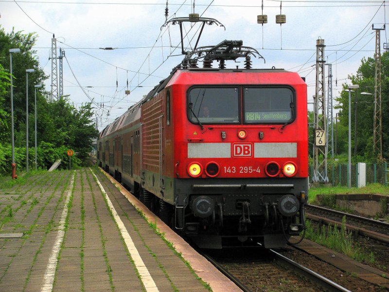 143 295-4 aus Schleswig-Holstein gab sich am 18.07. in Knigs Wusterhausen die Ehre um als RB nach Senftenberg aufzubrechen, sie hat ihren SH-Wagenpark einfach in Berlin gelassen.