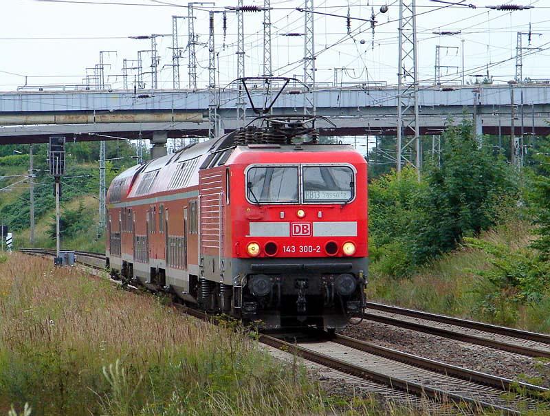 143 300-2 mit RB33326 hat sein Fahrziel  Bahnhof Stralsund  fast erreicht.   (am 05.08.05) 