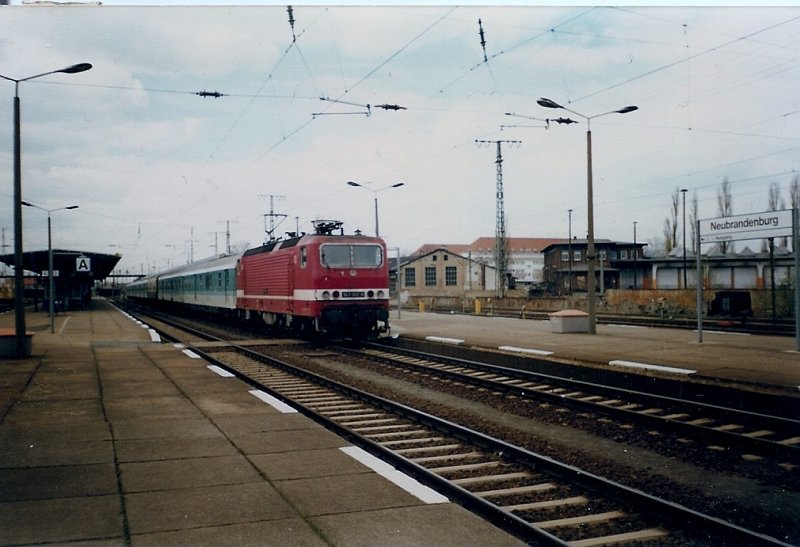 143 302 mit einer Regionalbahn von Stralsund nach Neustrelitz im April 1997 in Neubrandenburg.