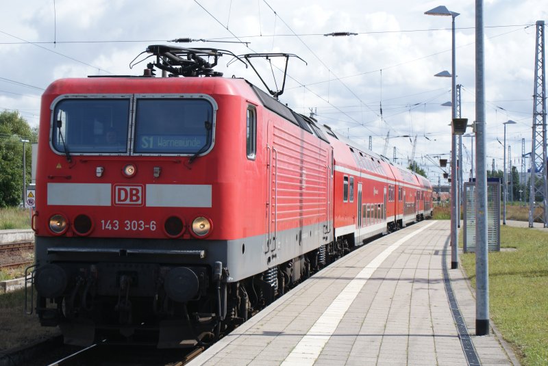 143 303-6 bei der Einfahrt als S1,fuhr am 25.07.2009 in den Warnemnder Bahnhof ein.