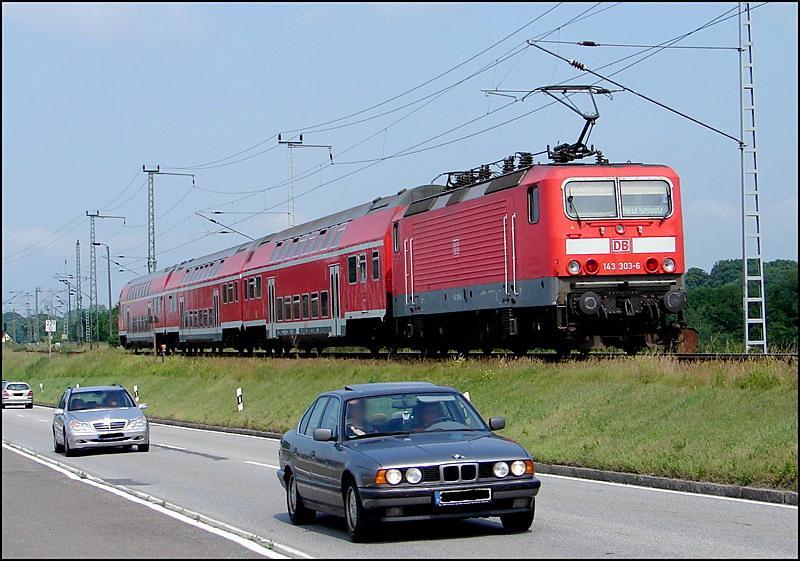 143 3036 mit RB33323 auf dem Rügendamm, kurz vor Altefähr Bahnbilder.de