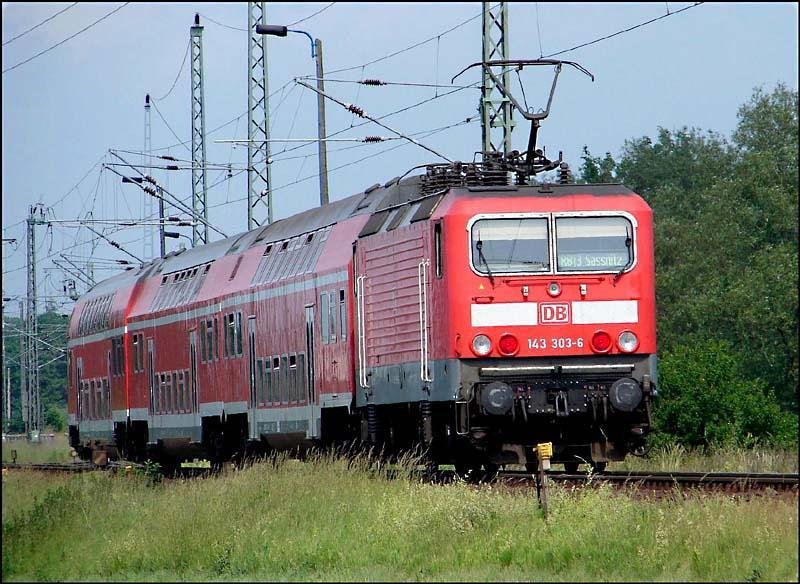 143 303-6 mit RB33323 verlsst den Rgendamm in Richtung Altefhr.(bei Stralsund am 18.06.06) 
((mit 2.Rcklicht und ohne Schild ;-) ))