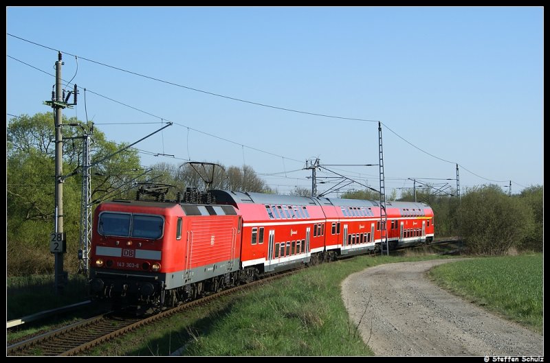 143 303 mit der S2 aus G�strow-Schwaan-Rostock nach Warnem�nde. Aufgenommen am 24.04.09 kurz vor dem Rostocker Hbf.