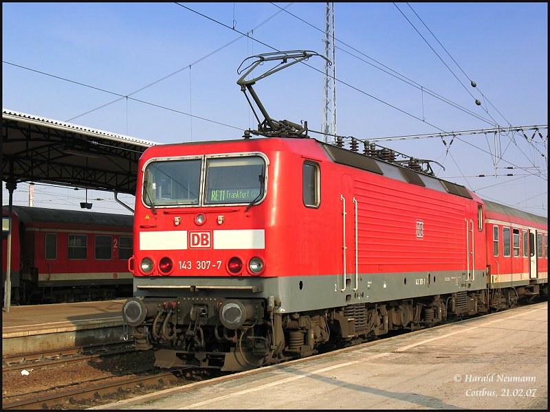 143 307-7 am Schlu� der RE11 Cottbus-Frankfurt(Oder) im Einsatz. Hier am RE38570 in Cottbus, 21.02.07.