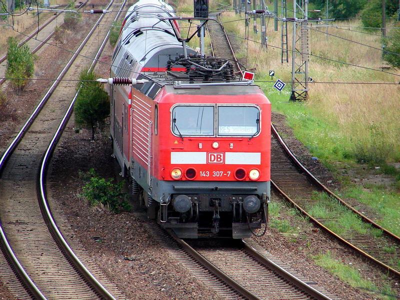 143 307-7 mit RE38310 (aus Senftenberg) kurz vor dem Bahnhof Stralsund.  (am 12.08.05) 