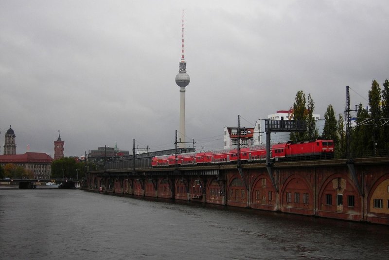 143 307 mit einem Ersatzzug f�r die S-Bahn an den Jannowitzbr�cken