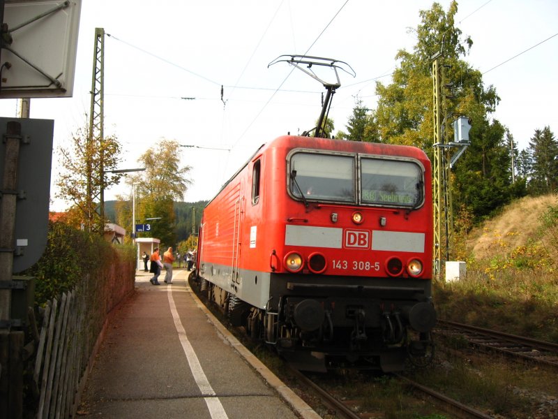 143 308-5 mit dem RB 31599 in Aha. Am Schluss schiebt 143 042-0 3.10.07