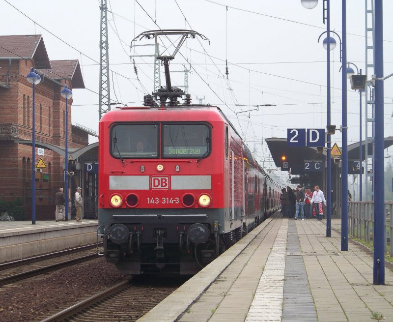 143 314-3 fhrt heute zusammen mit 143 818-3 den Fuballsonderzug mit 10 Doppelstockwaggons von Cottbus nach Berlin Charlottenburg. Hier gerade bei der Einfahrt in den Bahnhof Lbbenau/Spreewald.  Lbbenau/Spreewald den 27.09.2008