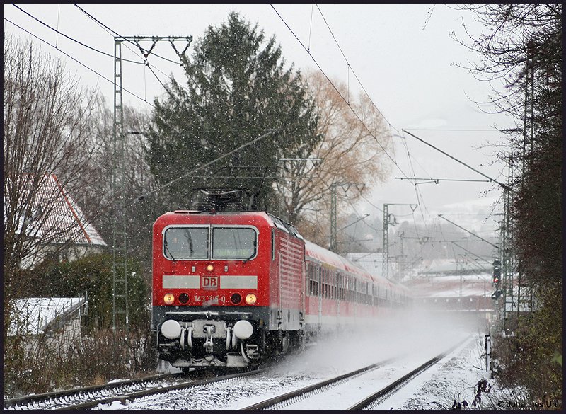 143 315-0 kmpft sich am Nachmittag des 23.11.2008 mit einem RE von Aalen nach Stuttgart durch´s Schneegestber. Aufgenommen kurz nachdem der Zug den Aalener Bahnhof verlassen hatte. 