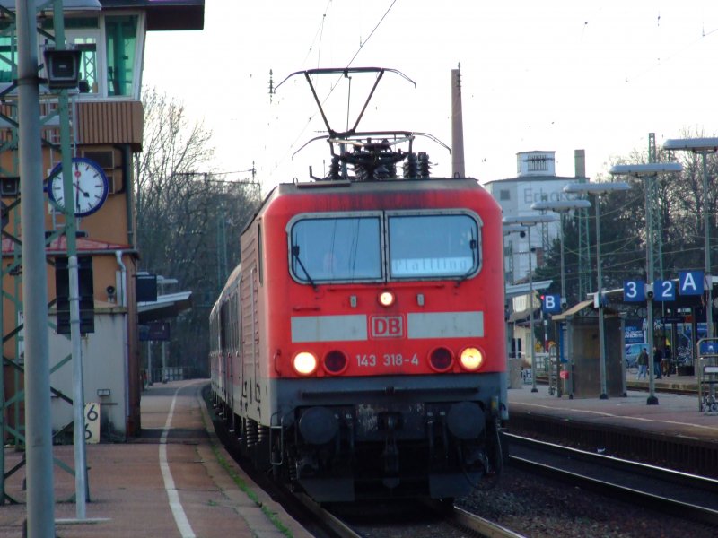 143 318 mit RB nach Plattling am 10.03.2007 bei der Ausfahrt aus Straubing.