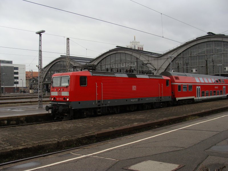 143 319-2 verlsst mit einem RE nach Halle/Saale den Leipziger Hauptbahnhof. 28.03.2009