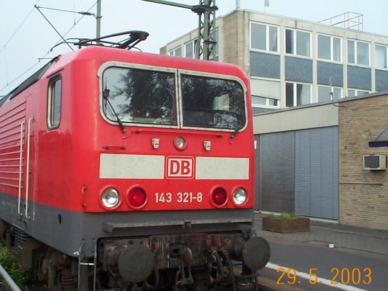 143-321-8 nochmal von vorne gesehen mit RE nach Frankfurt/Main.
In Limburg/Lahn auf Gleis 1