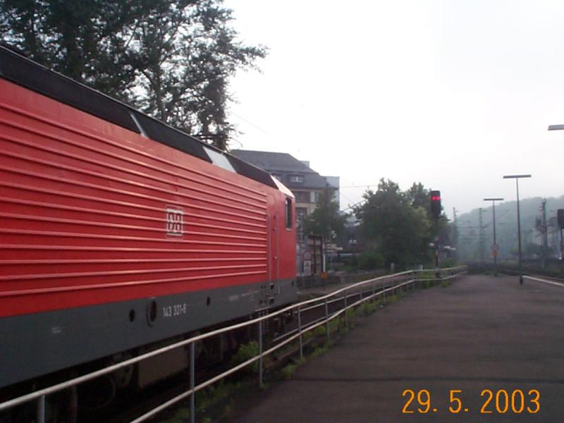 143-321-8 wartet in Limburg Gleis 1 auf die Abfahrt mit RE nach Frankfurt