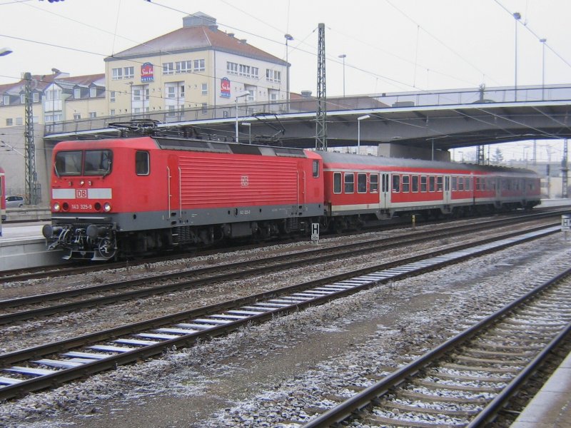 143 325 fhrt mit RB 32518 am 21.12.2007 in Regensburg ein.