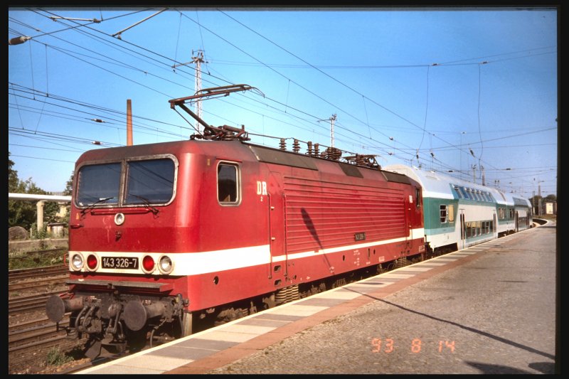 143 326-7 der DR on Erkner mit Zug nach Frstenwalde ,  14. 8. 1993 - digitalisiertes Dia