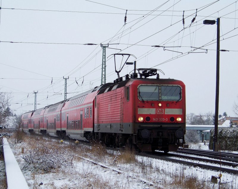 143 333 fhrt heute die RB14 auf der Strecke von Nauen nach Senftenberg. Hier hat er gleich den Bahnhof von Lbbenau/Spreewald erreicht. 02.01.2009