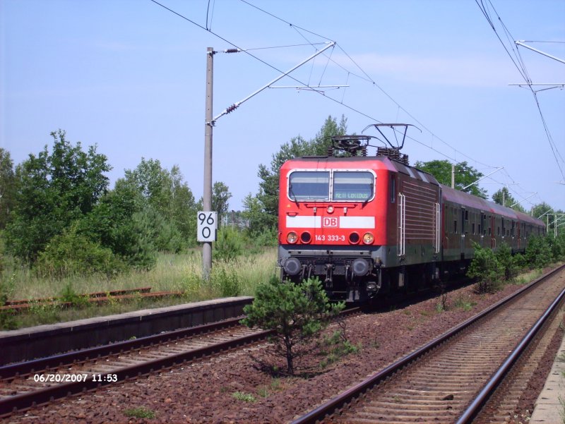 143 333 zieht den RB43 Cottbus am alten HP Werkbahnhof-Ziltendorf vorbei.20.06.07