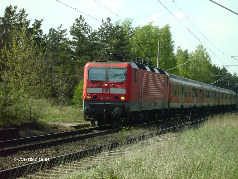 143 333 zieht den RB43 kurz vor Eisenhttenstadt.19.04.07