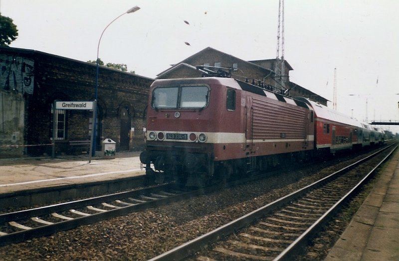143 334 mit einer Regionalbahn nach Stralsund in der Universittsstadt Greifswald im Juni 1998.