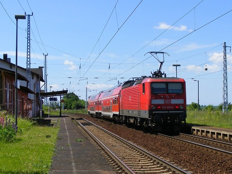 143 337-4 h�lt mit RB 26396 nach Nordhausen am 2.6.2009 in Riestedt.