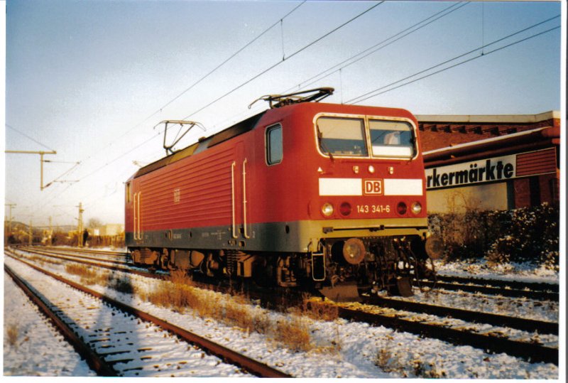 143 341 in Jena Saalbahnhof im Dezember 2007.