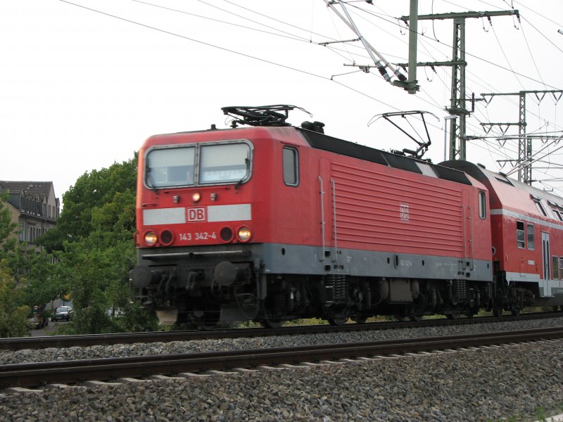 143 342-4 legt sich mit ihrem RE in die Kurve.21.09.07.