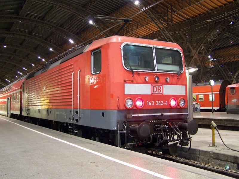 143 342 am RegionalExpress 17061 in Leipzig Hbf am 27.11.2007.