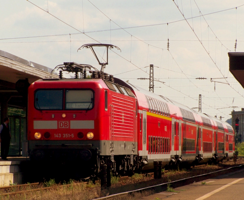 143 351-5 mit Ihrem  Ems-Leine-Express  RE60 von Rheine auf dem Weg nach Braunschweig in Minden(Westf). 31.07.09