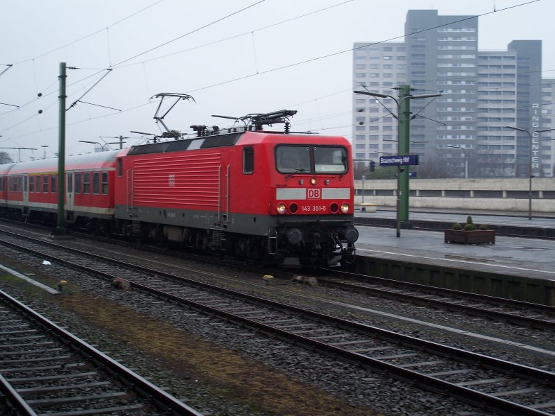143 351 fhrt mit ihrem Zug in die Abstellgruppe von Braunschweig (16.3.2008)