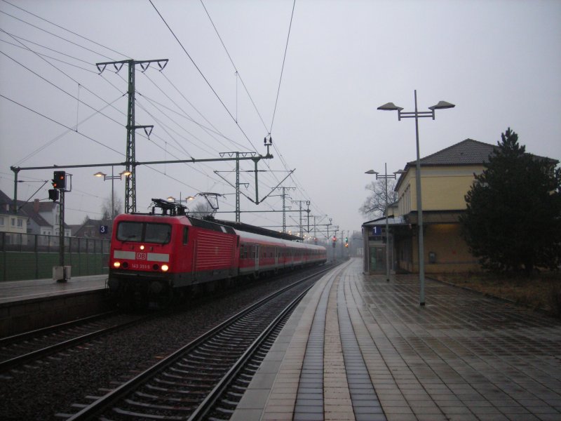 143 351 mit einem RE nach Wolfsburg in Lehrte