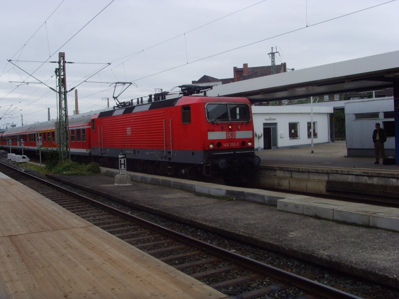 143 352-3 mit Ex-Silberlingen fhrt in den Bf Hildesheim ein. 25.08.08