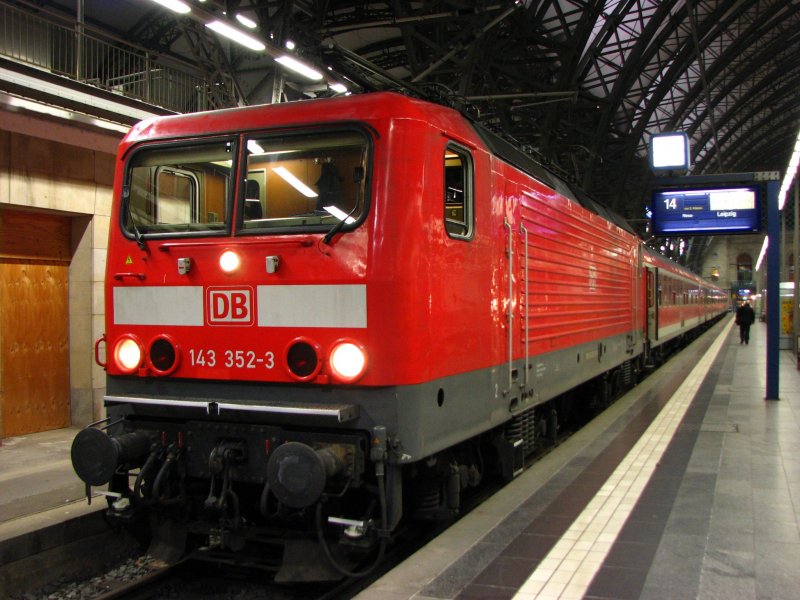 143 352-3 steht mit dem D-Zug Dresden-Leipzig im Dresdner Hauptbahnhof.13.12.08.