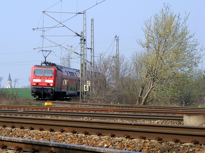 143 355-6 vor RB 17615 nach Dresden Hbf bei Priestewitz am 4.4.2009.
